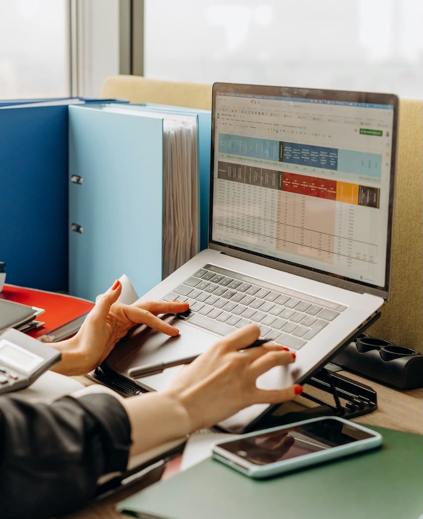 Photo by Mikhail Nilov: https://www.pexels.com/photo/a-person-with-a-laptop-8296982/
